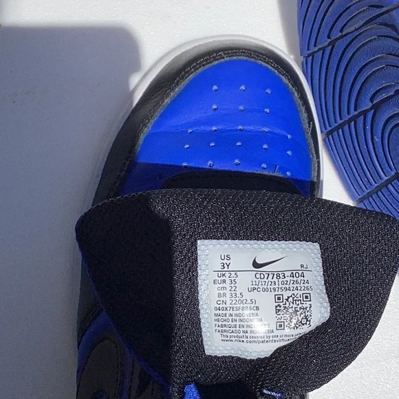 Nike Blue and Black Sneakers for Everyday Comfort - Picture 3 of 5